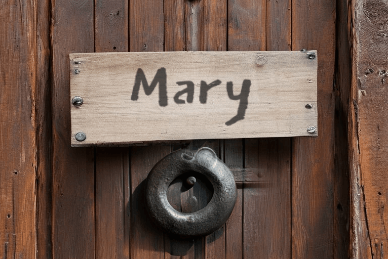 Alte Holztür mit Aufschrift Mary und Türklopfer